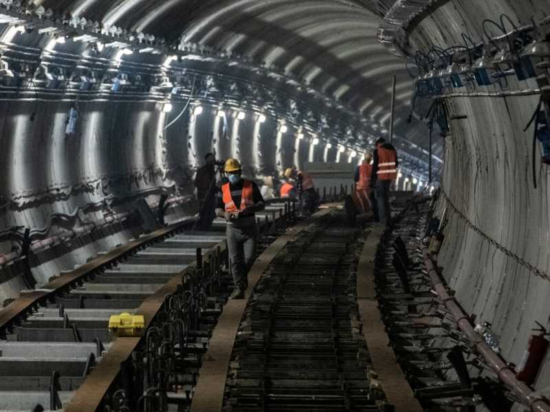 Operai a lavoro nel cantiere della metropolitana di Torino (foto LaPresse)