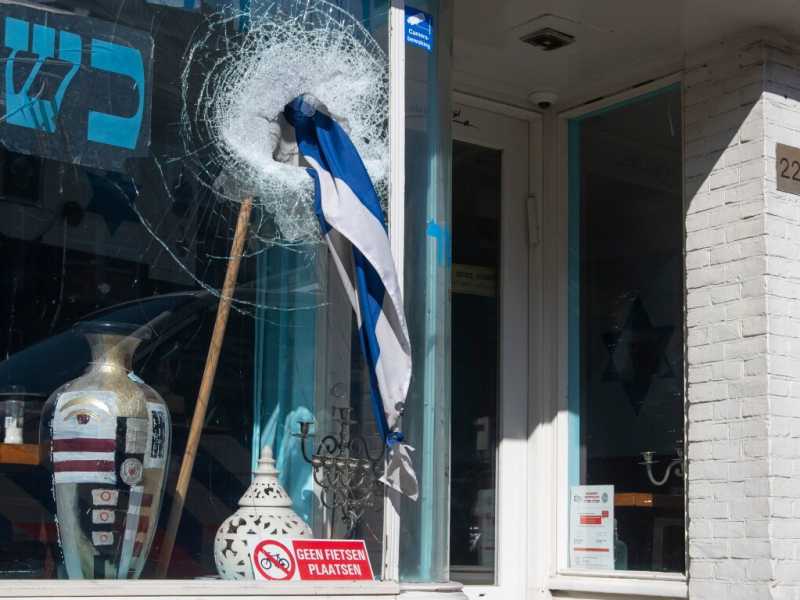 Un attentato antisemita ad Amsterdam, avvenuto l'8 maggio (foto LaPresse)