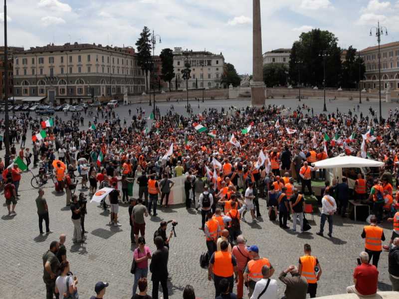 Serve un&rsquo;opposizione consapevole di s&eacute;, che non si confonda con il folklore pappalardesco. Nella foto: la manifestazione a Roma dei gilet arancioni (foto LaPresse)
