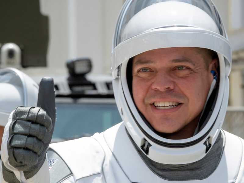 Gli astronauti Robert Behnken, a destra, e Douglas Hurley escono dal Neil Armstrong Operations and Checkout Building per raggiungere il Complex 39A di Cape Canaveral (LaPresse)