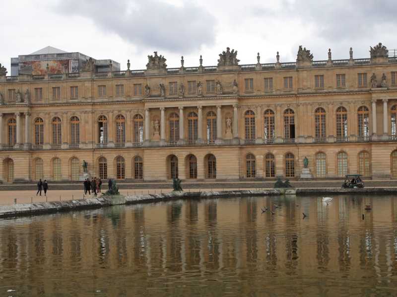 Ancora pochi visitatori al castello di Versailles che ha riaperto da pochi giorni (foto LaPresse)