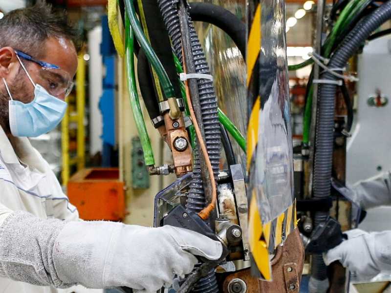 Operai Fca al lavoro nello stabilimento Sevel Sud Val di Sangro (foto LaPresse)