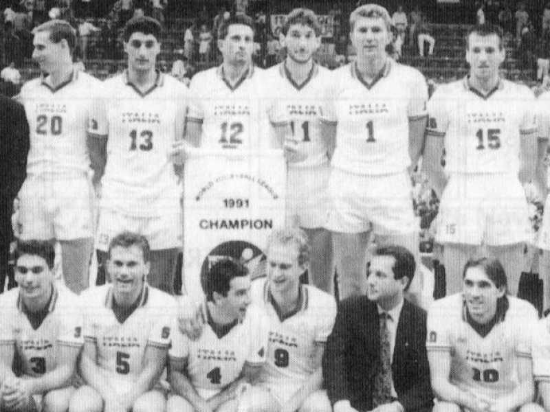La nazionale italiana di pallavolo maschile dopo la conquista della sua seconda World League consecutiva (1991) - foto tratta da Wikipedia