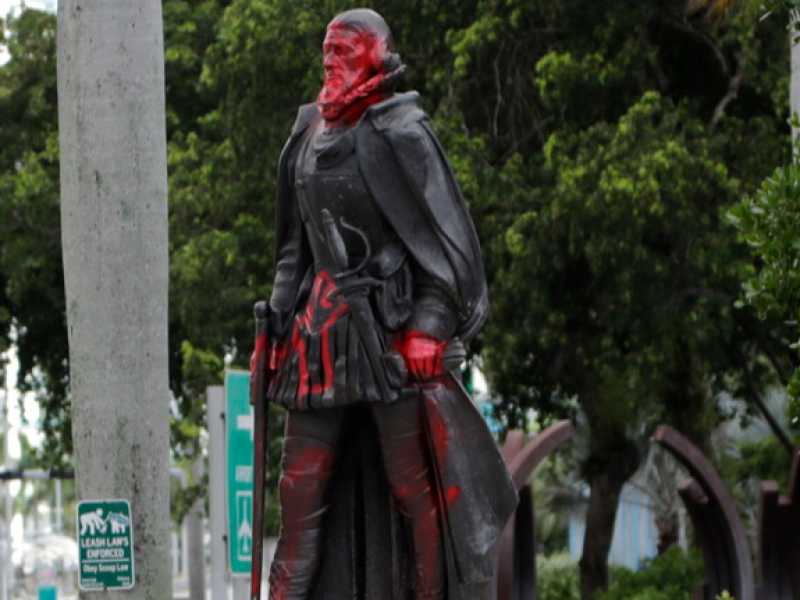 Una statua di Juan Ponce de León al Bayfront Park di Miami vandalizzata durante le manifestazioni di questi giorni (LaPresse)