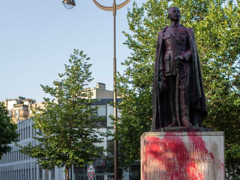La statua di Voltaire vandalizzata a Parigi (foto LaPresse)