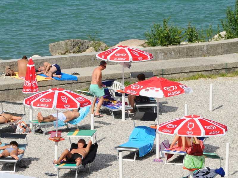 Turisti sul Lago di Garda (foto d'archivio LaPresse)