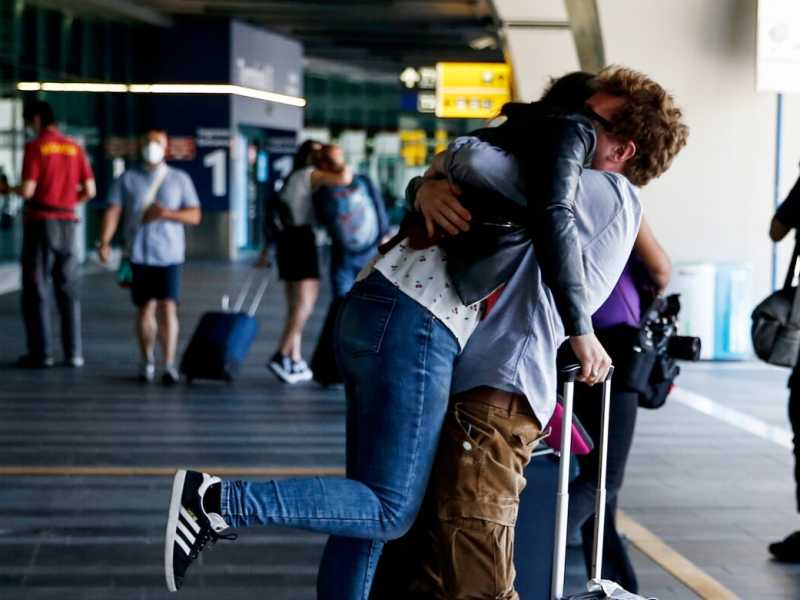 Una coppia si riabbraccia in un aeroporto dopo il via libera agli spostamenti iniziato il 3 giugno (foto LaPresse)