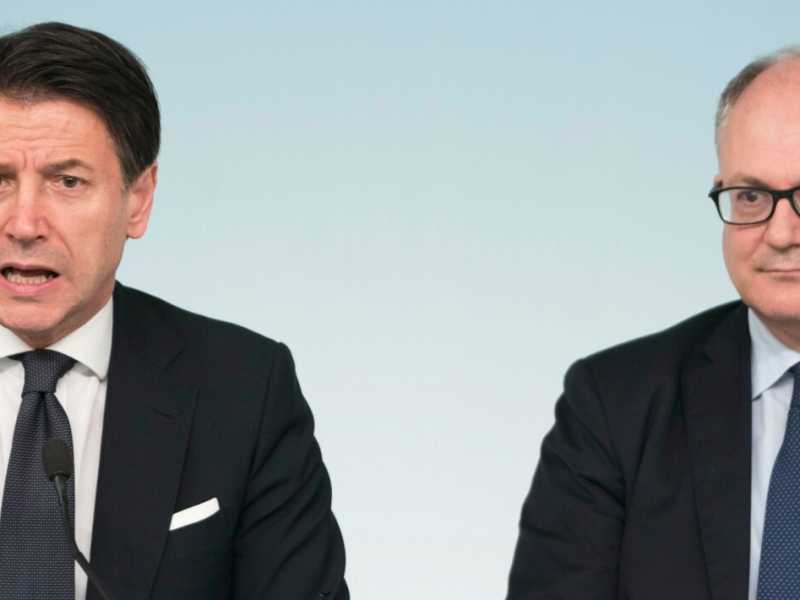 Giuseppe Conte e Roberto Gualtieri (foto LaPresse)