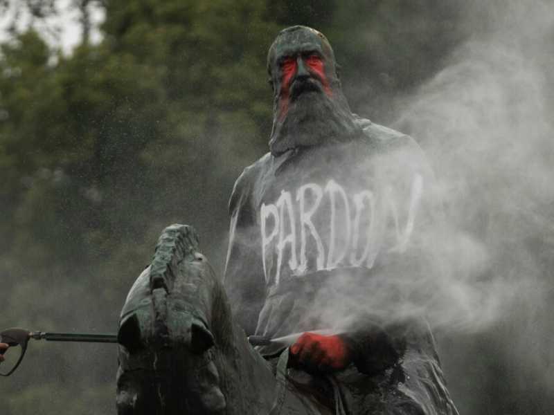 Belgio, ripulita statua di re Leopoldo II vandalizzata durante manifestazioni (LaPresse)