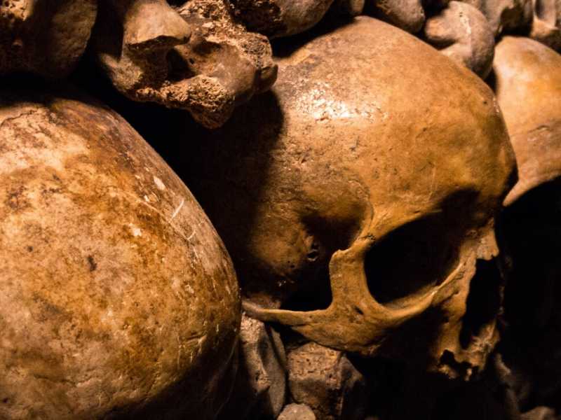 Catacombe di Parigi, foto di Travis Grossen / Unsplash