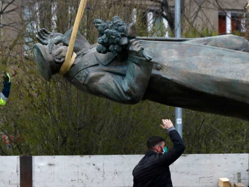 La rimozione della statua del generale Ivan Konev da una piazza di Praga, lo scorso aprile (foto LaPresse)