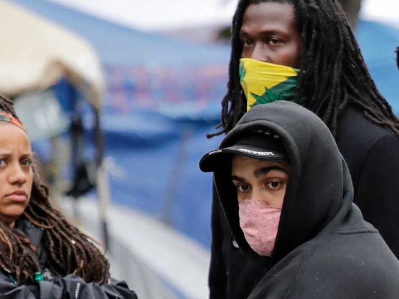 Alcuni dei manifestanti di Seattle (foto LaPresse)