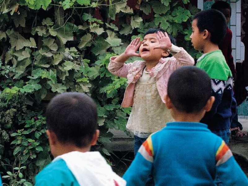 Bambini uiguri giocano a Hotan, nella regione dello Xinjiang, nella Cina occidentale (Foto 2018 Ap / Ng Han Guan)