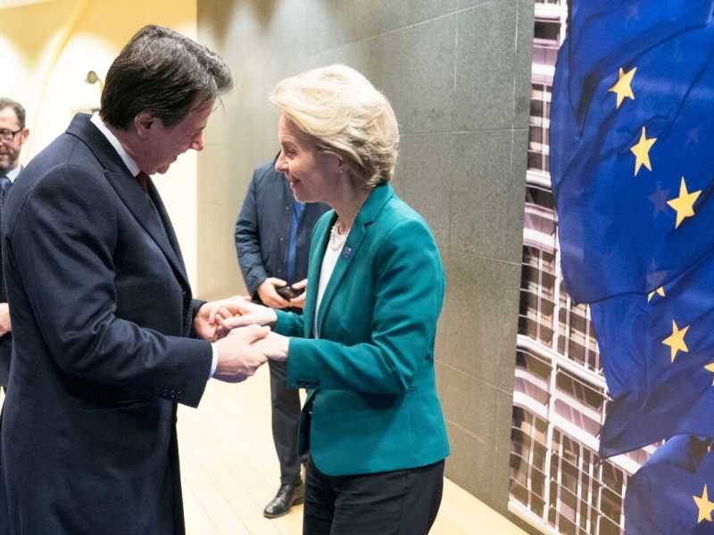 Giuseppe Conte durante un incontro con Ursula von der Leyen (foto LaPresse)