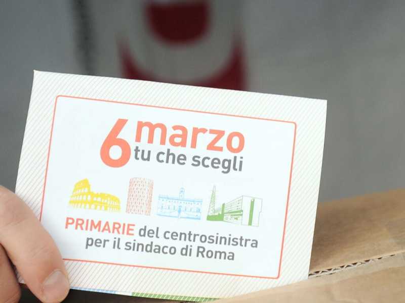 Marzo 2016, un'immagine delle primarie del centrosinistra per scegliere il candidato sindaco. Vincer&agrave; Roberto Giachetti poi sconfitto da Virginia Raggi nella sfida per il Campidoglio (foto LaPresse)