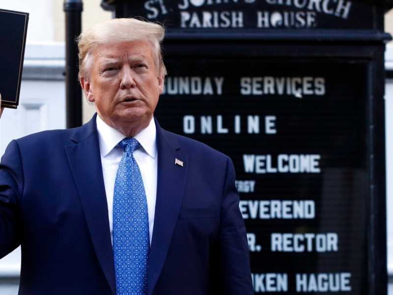 Donald Trump con la Bibbia  in mano davanti alla chiesa episcopale di St. John a Washington (foto LaPresse)
