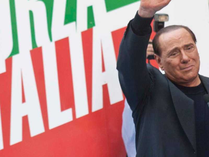 Agosto 2013, Silvio Berlusconi partecipa alla manifestazione organizzata dai suoi sostenitori sotto Palazzo Grazioli (foto LaPresse)