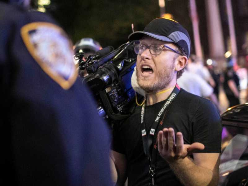 Un giornalista dell'Associated Press discute con un agente di polizia a New York, durante una manifestazione, il 2 giugno (foto LaPresse)