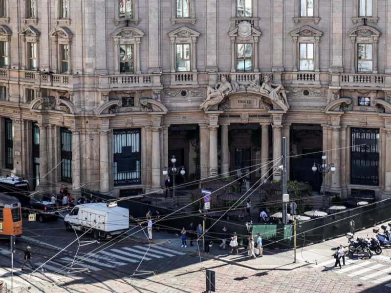Piazza Cordusio, a Milano (foto LaPresse)