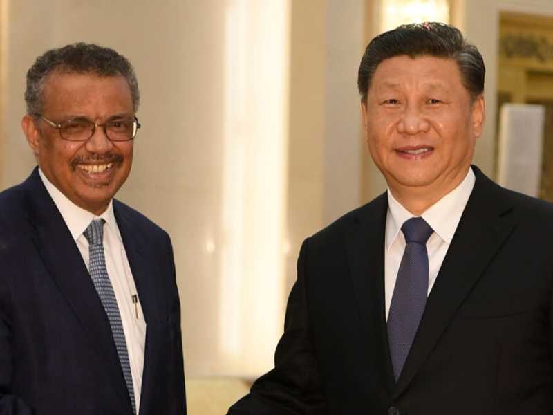 Tedros Adhanom, direttore generale Oms, con il presidente cinese Xi Jinping (foto Naohiko Hatta/Pool Photo via AP, File)