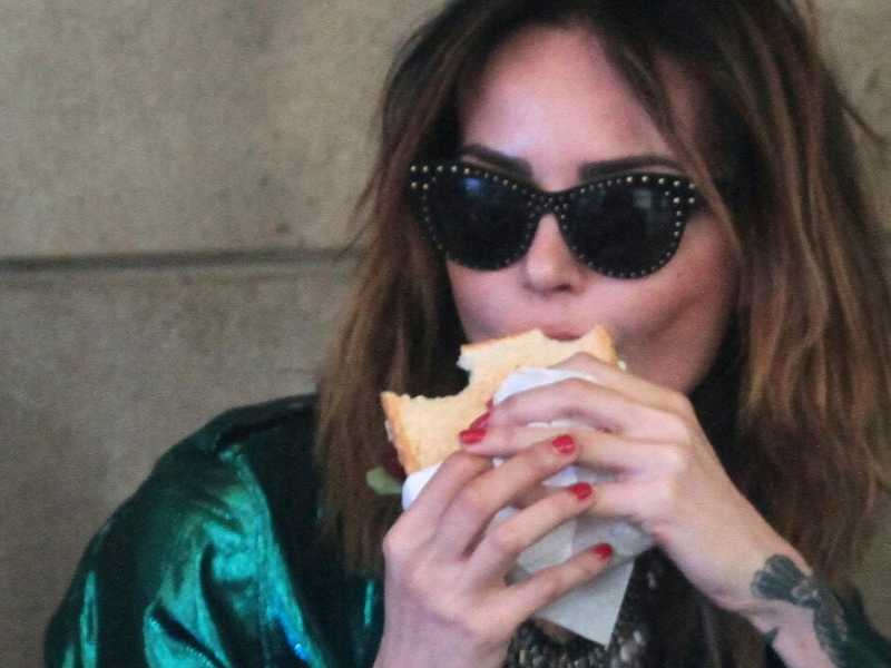 Lo smart working  &egrave; la fine non del lavoro  bens&igrave;  del consumo: il crollo dell&rsquo;indotto della fettina panata e della foglia d&rsquo;insalata (nella foto LaPresse, Nina Moric a Milano)