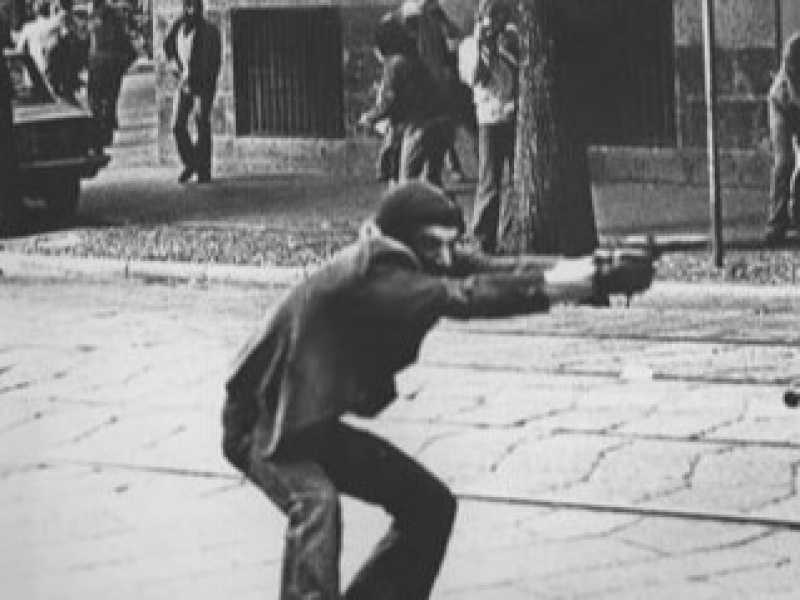 Un'immagine di Giuseppe Memeo, tra le pi&ugrave; rappresentative degli anni di piombo, nel mezzo di una sparatoria del 14 maggio 1977, durante una manifestazione dell'Autonomia a Milano