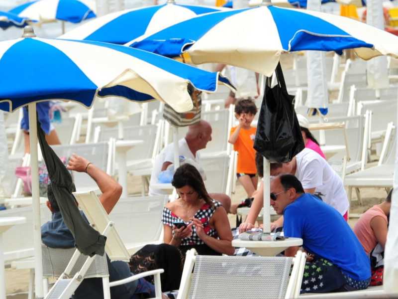 La spiaggia di Castiglione della Pescaia, in Toscana (foto LaPresse)