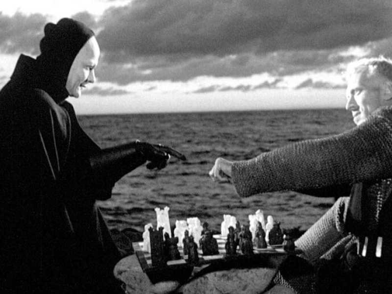 La partita a scacchi tra Antonius e la Morte nel Settimo Sigillo, film svedese del 1957 diretto da Ingmar Bergman