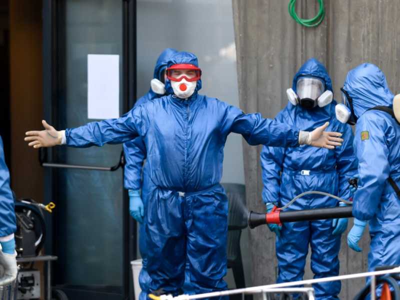 Militari russi sanificano la residenza per anziani Rsa Honegger di Albino, in provincia di Bergamo (foto LaPresse)