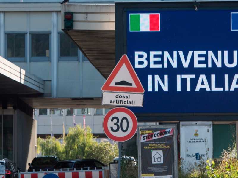 Il confine italo-svizzero a Chiasso (foto LaPresse)