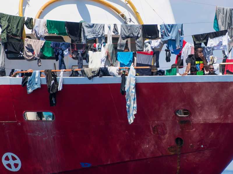 Malta, migranti soccorsi in mare ancora a bordo di un'imbarcazione della Captain Morgan (LaPresse)