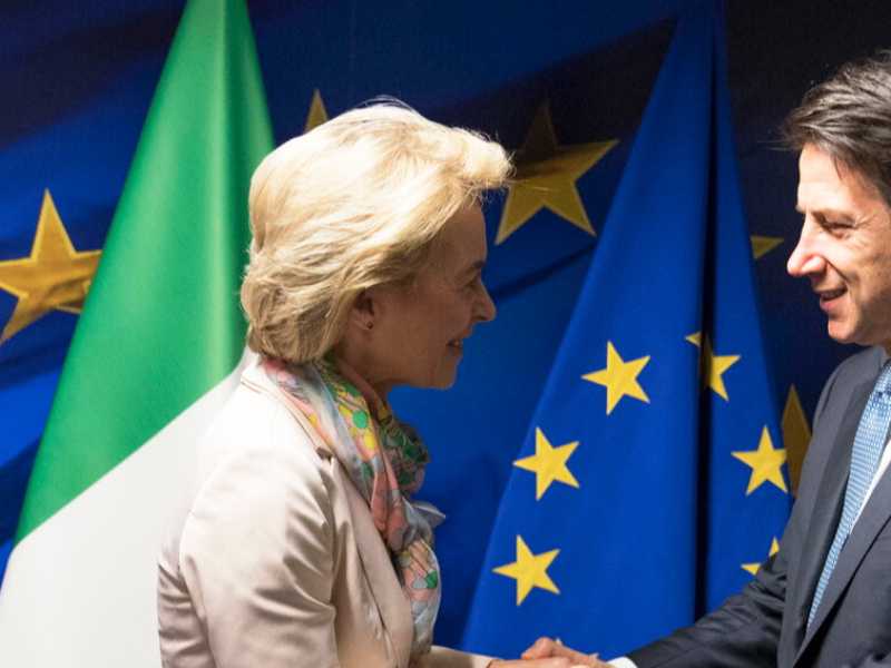 Giuseppe Conte con Ursula von der Leyen (foto LaPresse)