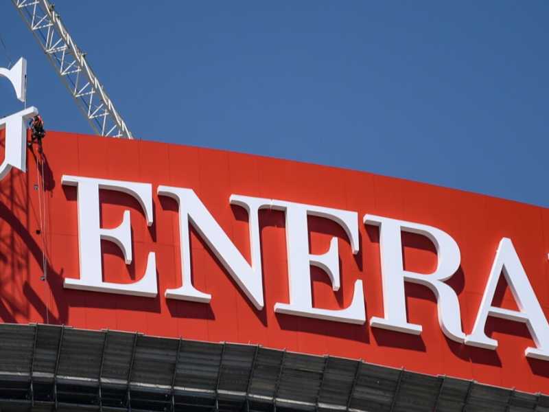 Milano, operai sospesi nel vuoto per ultimare la scritta Generali sulla cima della Torre Hadid a Citylife (LaPresse)
