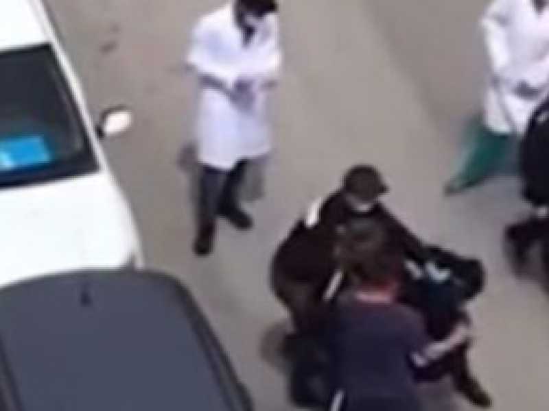 Scena del video in cui Dario Musso viene buttato a terra e sedato