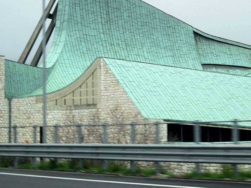 La chiesa di San Giovanni Battista, anche nota come Chiesa dell'autostrada del Sole, di Giovanni Michelucci (foto Wikipedia)