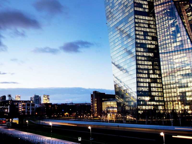 L'Eurotower, sede della  Banca centrale europea (Bce), sorge accanto al fiume Meno a Francoforte