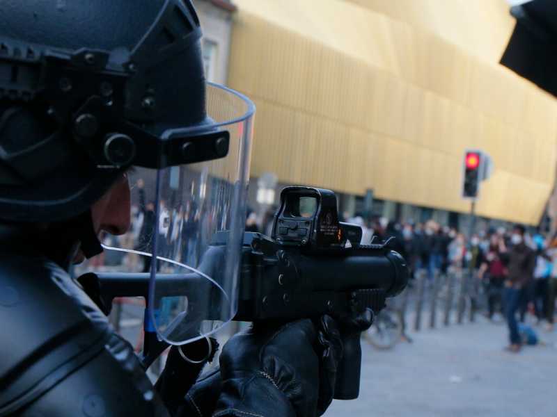 Un poliziotto durante le manifestazioni contro il razzismo dello scorso 4 giugno a Lille (foto LaPresse)