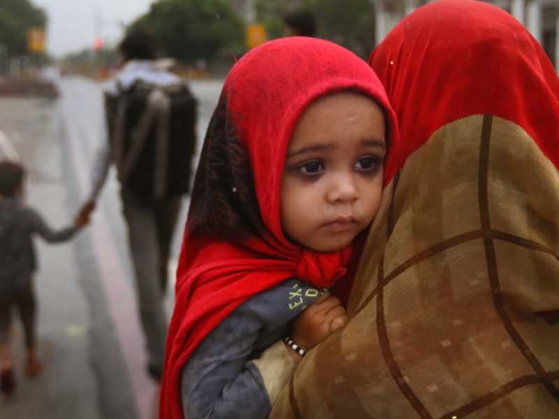 Lavoratori migranti cercano di tornare nei villaggi d&rsquo;origine dopo il lockdown. Spesso a piedi (AP Photo / Manish Swarup)
