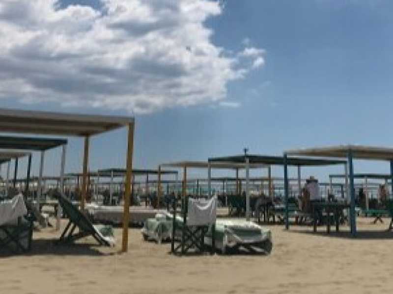 Cronache covid dal bagno Piero al Forte dei Marmi (no plexiglass)