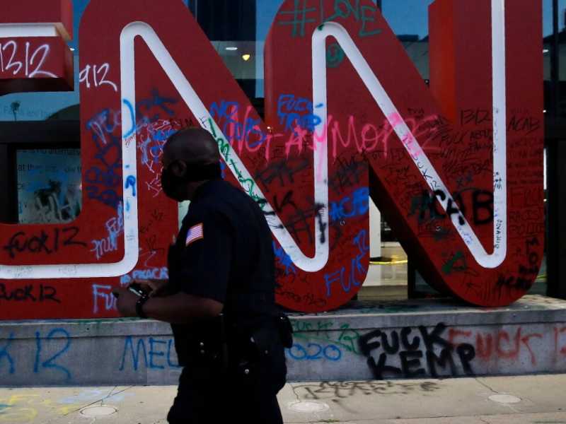 Il logo della CNN ad Atlanta vandalizzato dopo una protesta, venerdì 29 maggio 2020, in risposta alla morte di George Floyd (LaPresse)