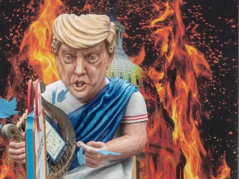 Il presidente degli Stati Uniti Donald Trump come imperatore romano Nerone nella tradizionale sfilata di carnevale a Magonza, Germania (Foto AP / Michael Probst)