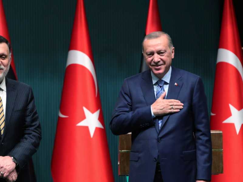 Ankara. Il presidente turco Recep Tayyip Erdogan, a destra, e Fayez Sarraj, il capo del governo libico riconosciuto a livello internazionale 