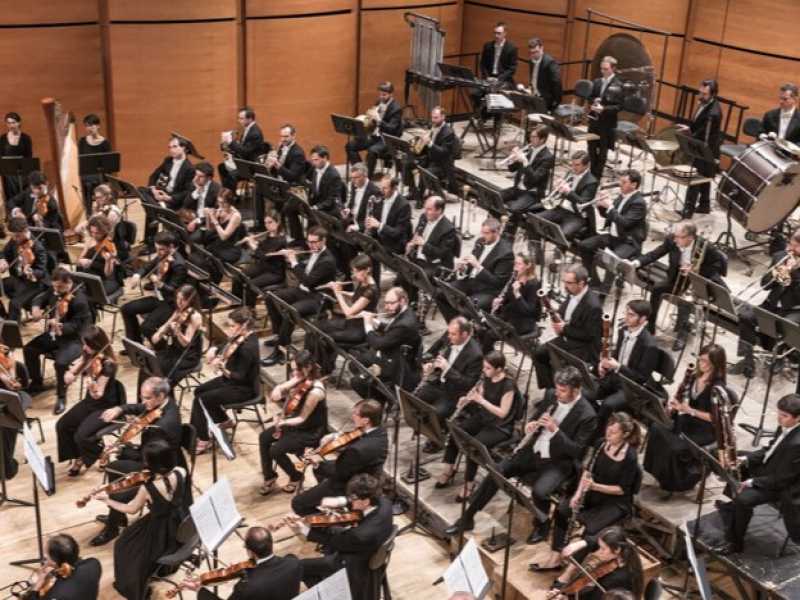 C’è una Verdi che vola sui tetti (e sui social) perché la musica a Milano non smette mai