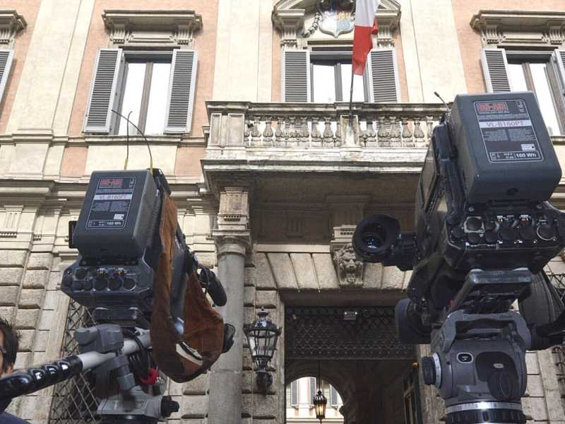 Giornalisti davanti a Palazzo Grazioli (foto LaPresse)