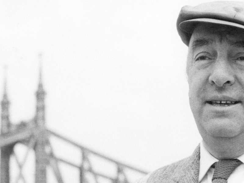 Il poeta cileno Pablo Neruda in Ungheria negli anni Cinquanta (LaPresse/Publifoto)