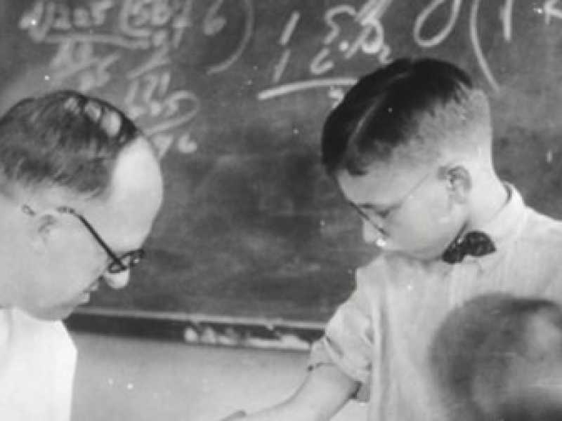 Un giovane fa il test di Schick, accompagnato dalla madre e dal fratello (1915). Il test misura l'immunit&agrave; alla difterite (foto National cancer institute)