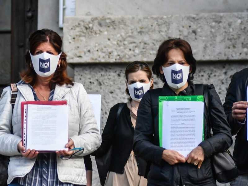 Bergamo, il comitato dei parenti delle vittime del coronavirus (fotoLaPresse)