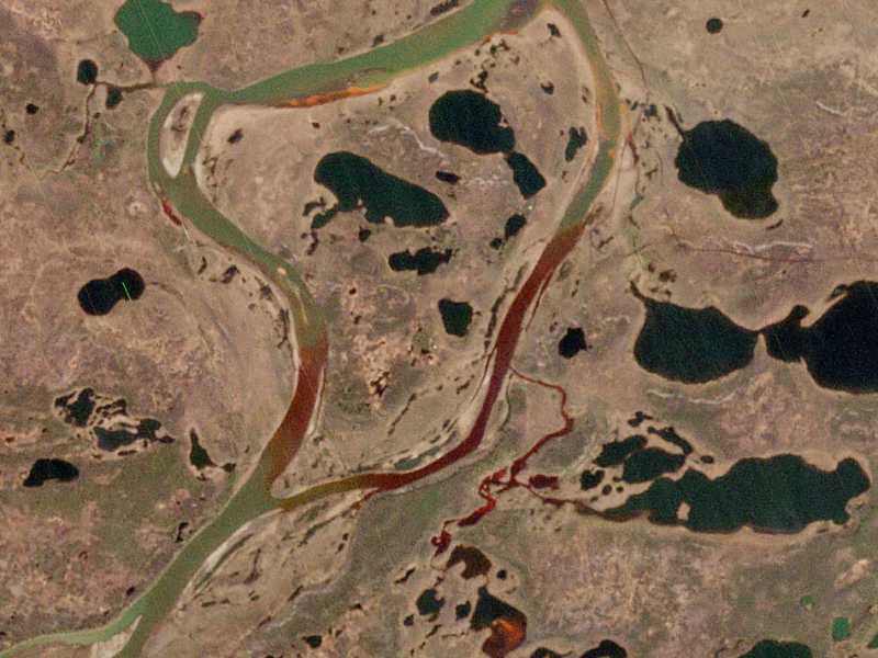 Immagini satellitari catturate dall'Agenzia spaziale europea mostrano le tonnellate di gasolio (in rosso) che si sono riversate nei fiumi Ambarnaya e Daldykan (foto LaPresse)