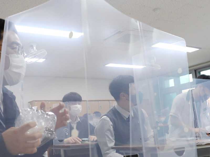 Ritorno a scuola in Corea del sud, tra termoscanner e plexiglass