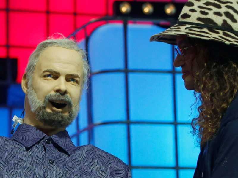 Ben Goertzel, fondatore di SingularityNet, presenta un robot con le sembianze di Philip K. Dick al Web Summit di Lisbona (foto Reuters)
